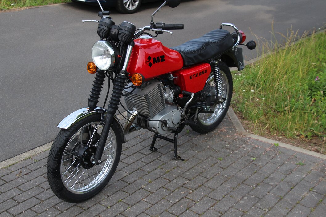 Motorrad wird von einem Sachverständigen geprüft