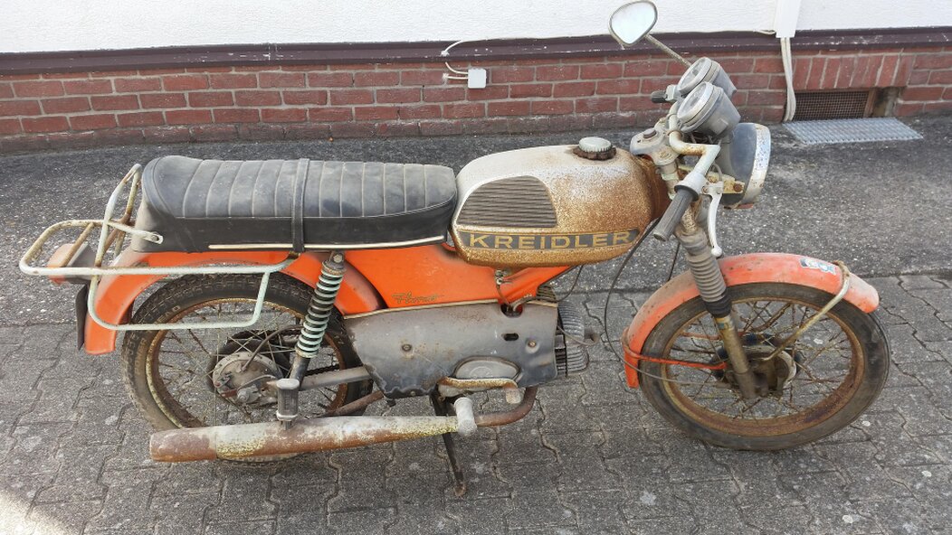 Kleines Moped an einer Straße abgestellt
