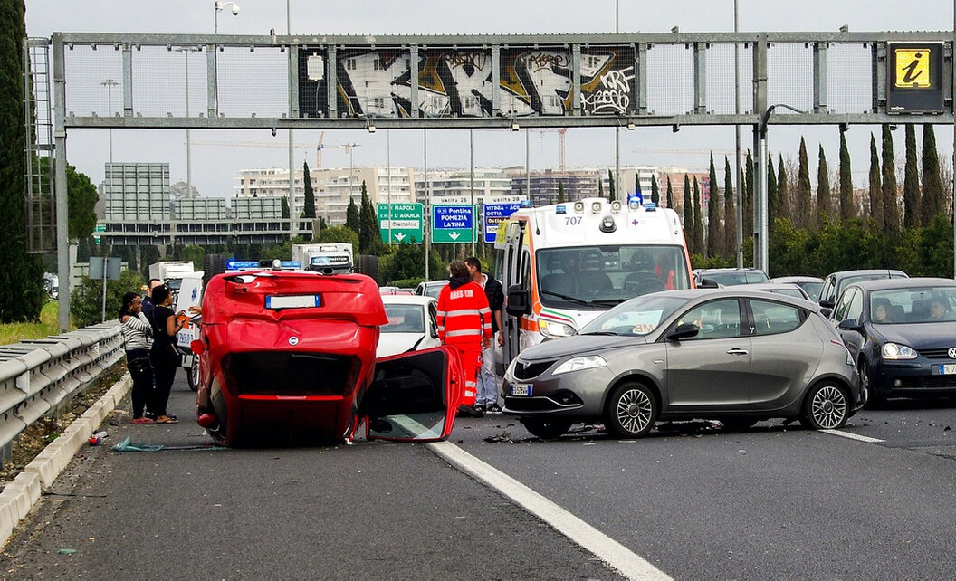 Kfz-Gutachter dokumentiert Unfallschaden an einem Auto