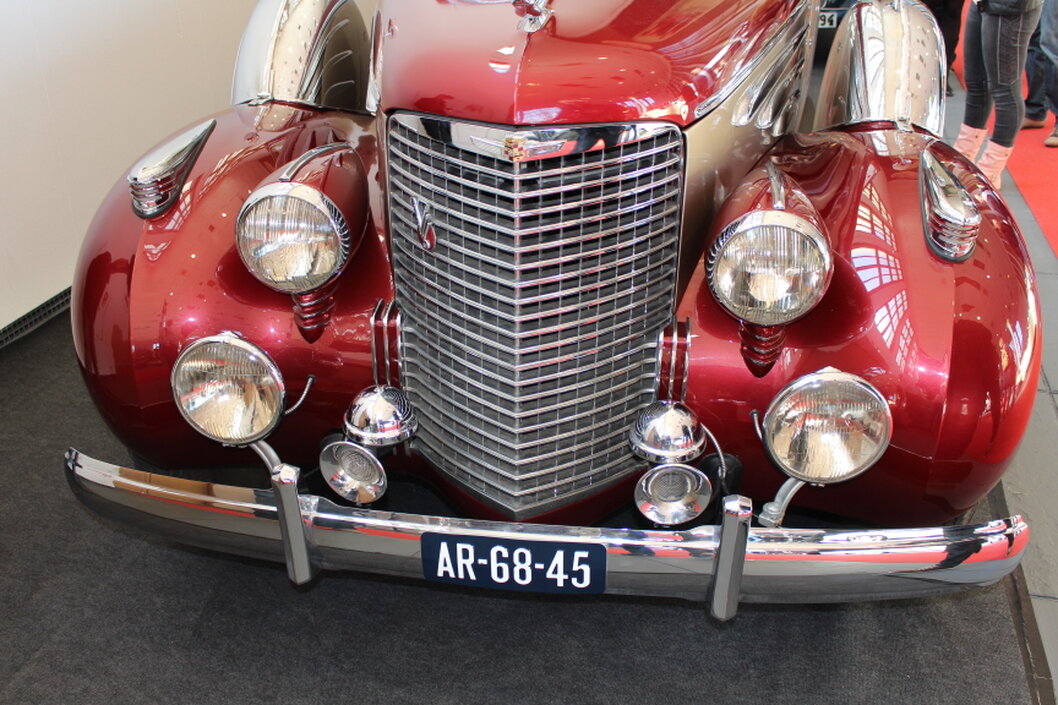Klassischer Oldtimer in einer Halle