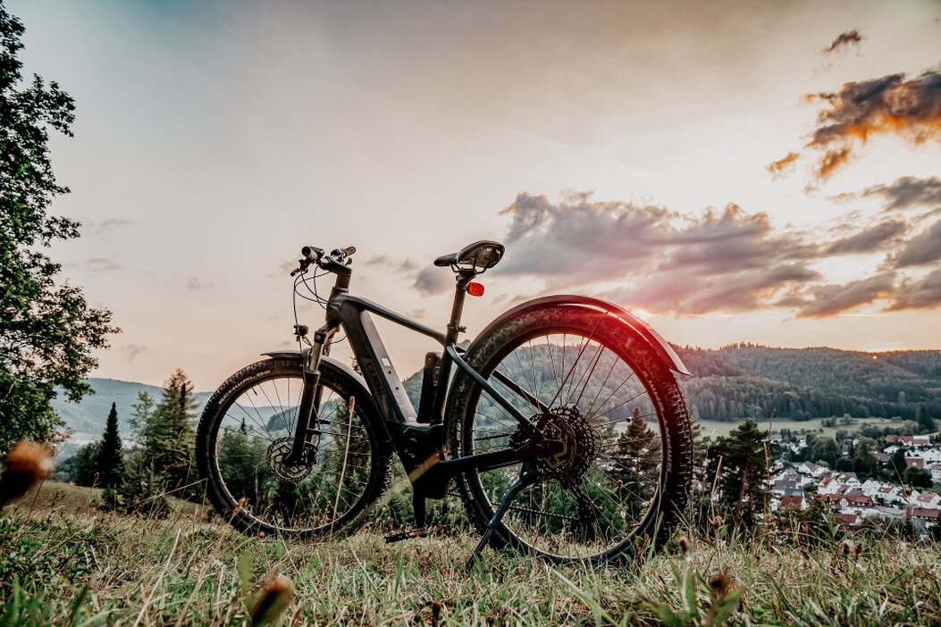 E-Bike an einem Geländer angeschlossen